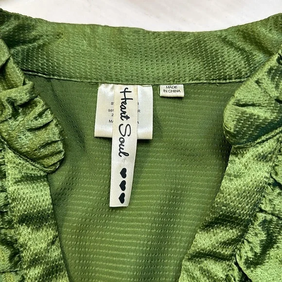 Silky green blouse. Size large - Picture 5 of 6